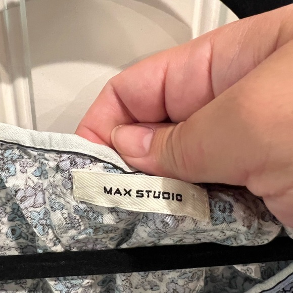 Max Studio (medium) RAYON blue and White Patterned flower Blouse - Picture 2 of 9